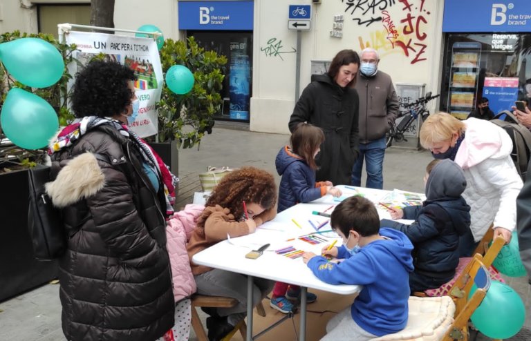 Infants dibuixen el seu projecte de zona verda per la Mobba