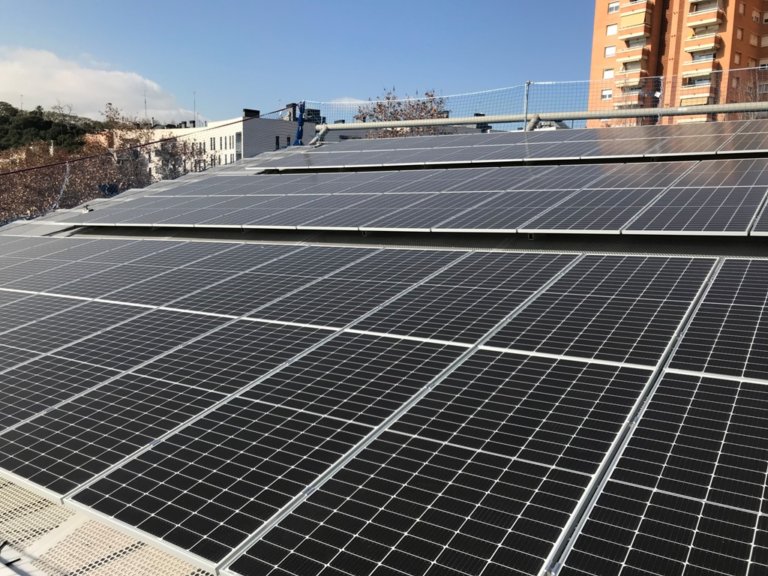 Badalona instal·la una planta de 640 m² de plaques fotovoltaiques
