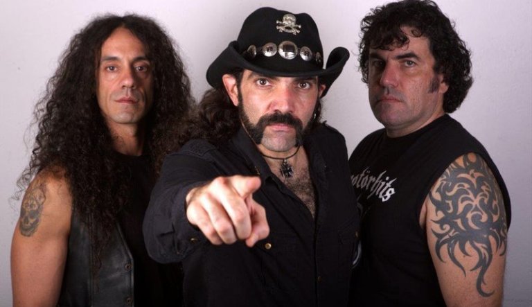 Omplir els camps de refugiats de roba i menjar amb el rock de Motörhits