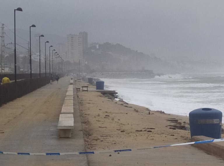 El temporal engoleix el litoral badaloní i talla el passeig marítim