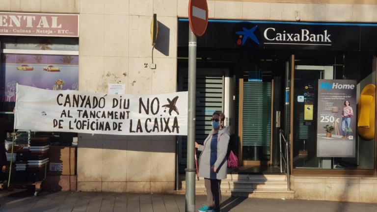 La gent gran, en peu de guerra pel tancament de sucursals bancàries