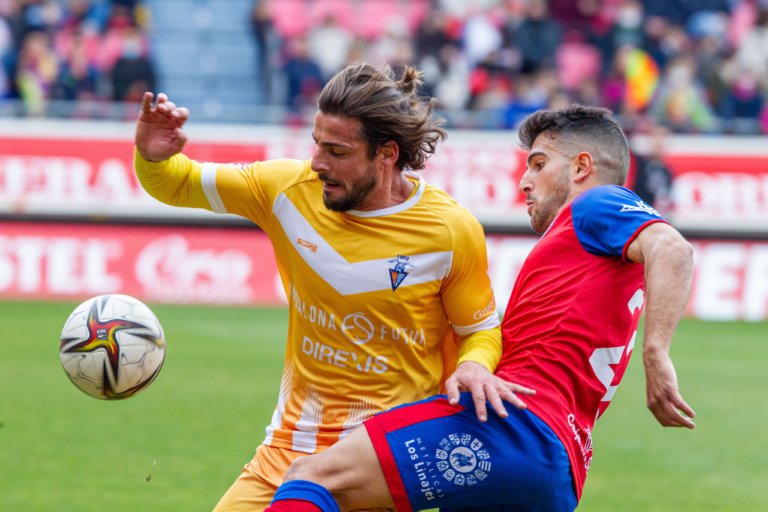 El Badalona surt amb vida de Los Pajaritos (0-0)