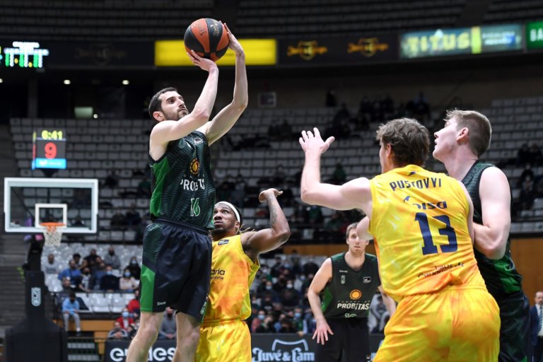 La quarta seguida de la Penya arriba amb un treballat triomf (82-75)