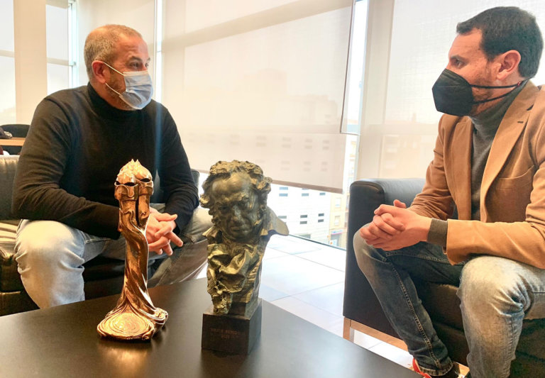 Marc Orts cedeix els premis Goya i Gaudí perquè s’exposin a Badalona 