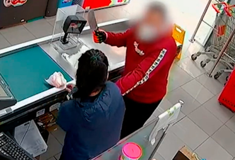 Ingressa a presó un home per atracar a punta de ganivet