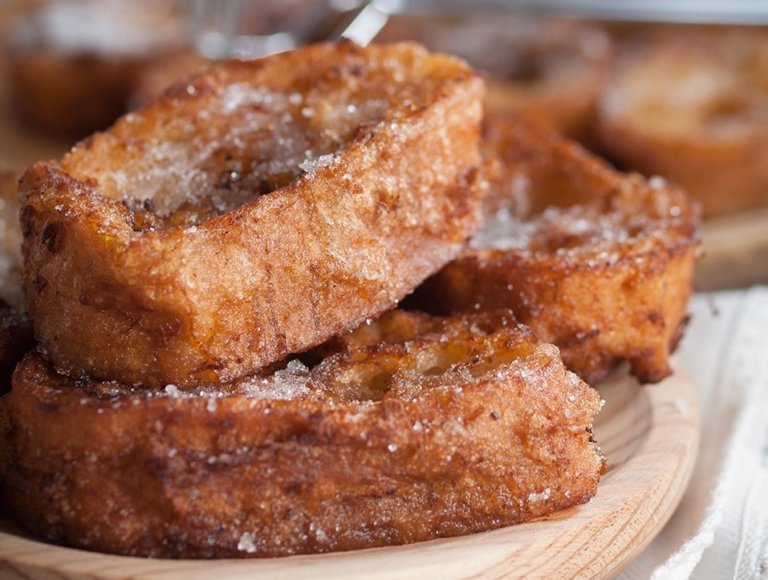La recepta de torrijas de Setmana Santa amb un toc d’Anís del Mono