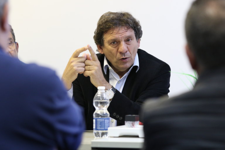 Juanjo Isern presenta la seva futura Federació de Futbol a Badalona