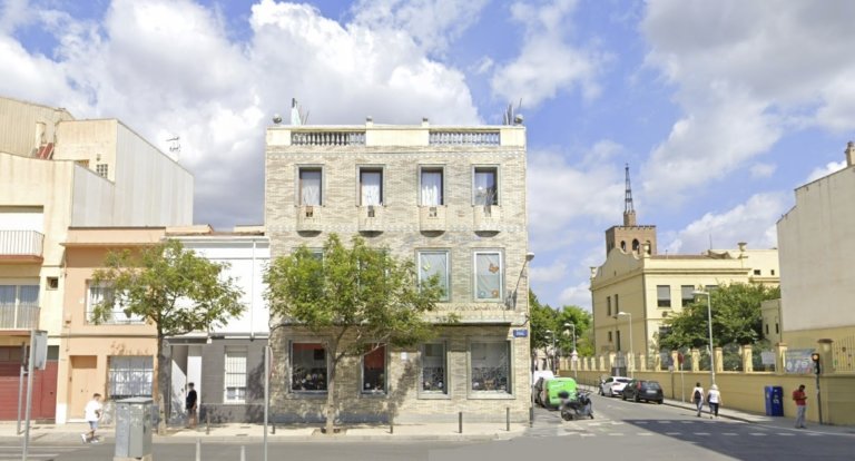 Subhasten un edifici d’estil modernista per la meitat del seu valor