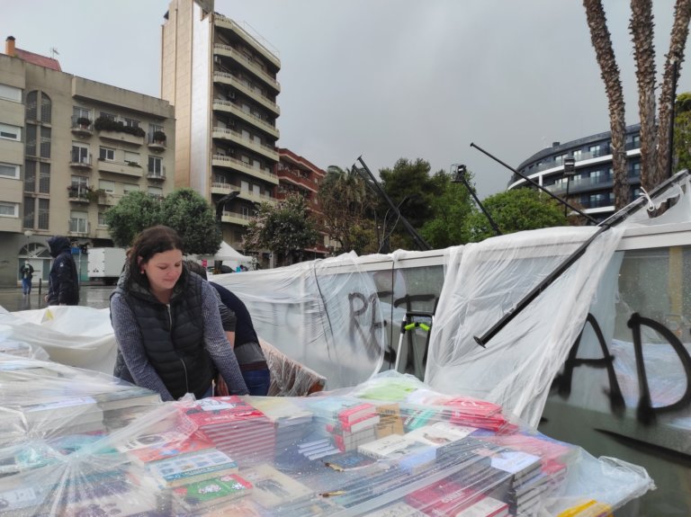 Els llibreters, crítics amb la precarietat de les carpes de Sant Jordi