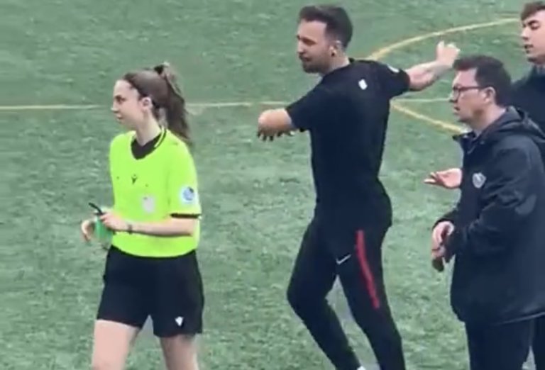 Un entrenador d’alevins del CF Bufalà intenta agredir una àrbitra
