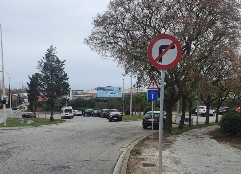Un carrer de doble sentit perillós i sense llei
