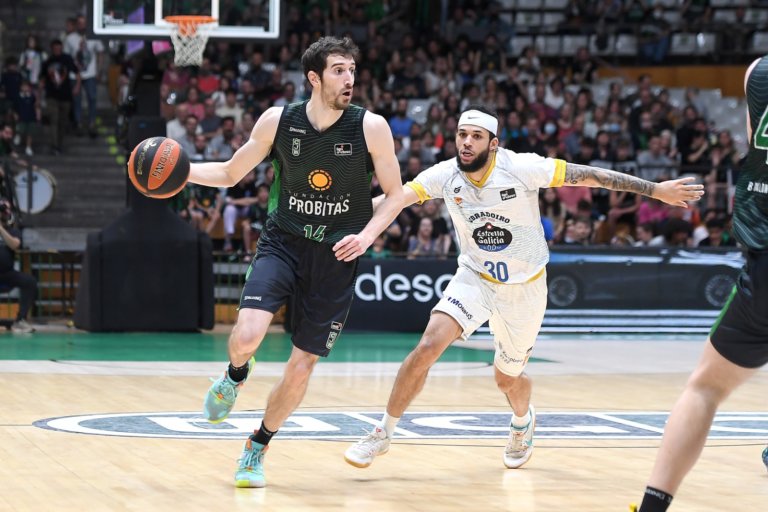 La Penya cau contra Obradoiro a l’Olímpic en la festa del planter (78-84)
