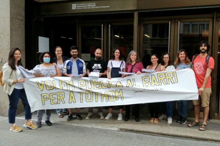 Les famílies sense plaça educativa pública es planten