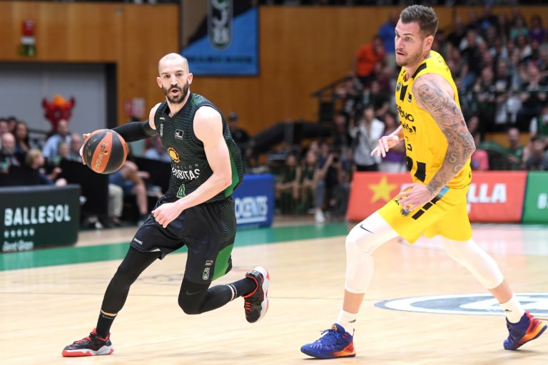 La Penya s’exhibeix a l’Olímpic i s’apropa a semifinals (100-68)