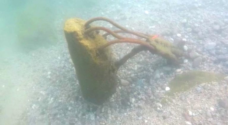 Perill a la platja per unes antigues estructures que sobresurten a la zona de bany 