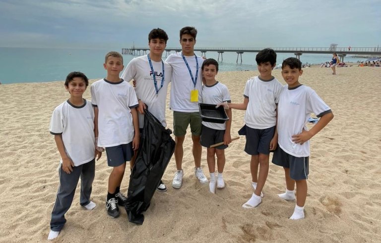 Alumnes del Badalonès recullen residus de la platja del Pont del Petroli