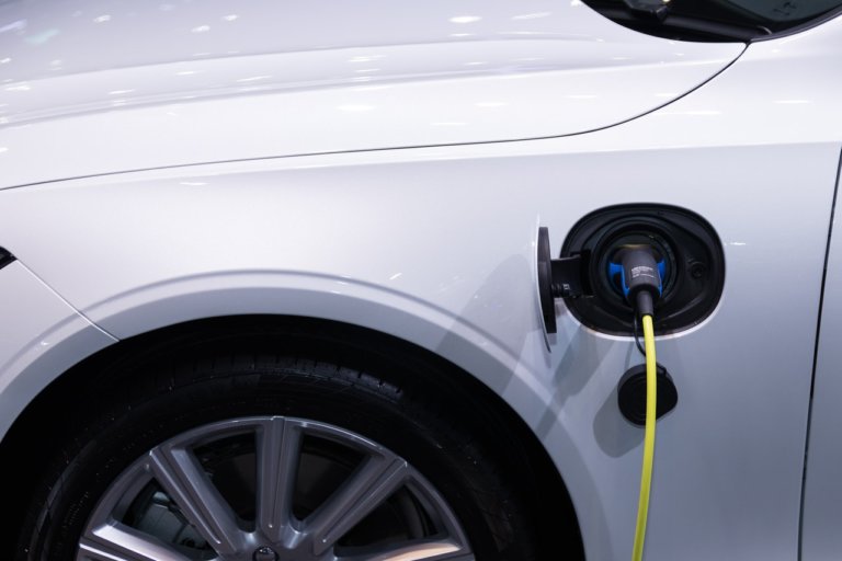 Licitades les obres per instal·lar 16 punts de recàrrega de vehicles elèctrics a la Guàrdia Urbana