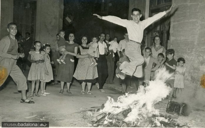 Nois s’atreveixen a saltar el foc al carrer de Santa Anna, el 1951