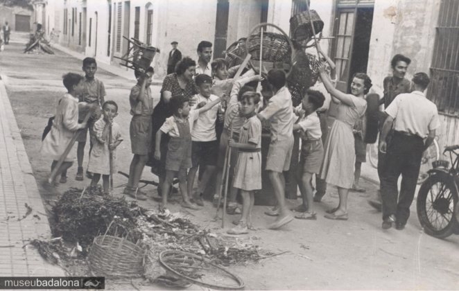 Veïns del carrer de Sant Rafael, el 1951, preparant el foc per la nit