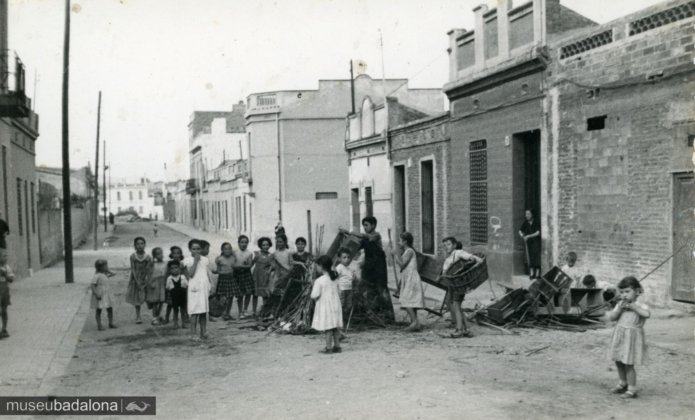 Preparant el foc de Sant Joan al carrer del Porvenir, a Coll i Pujol l’any 1954