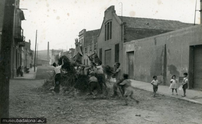 Preparant el foc en un carrer del barri del Raval, el 1954