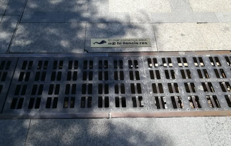 Badalona instal·la plaques a les clavagueres per protegir el mar