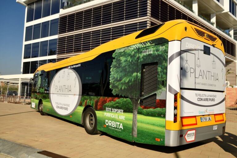 Els vinils publicitaris dels autobusos de Badalona guanyen un premi ecològic