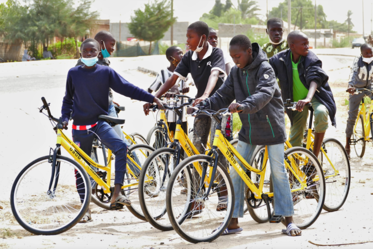 Badalona envia bicicletes al Senegal per combatre l’absentisme escolar