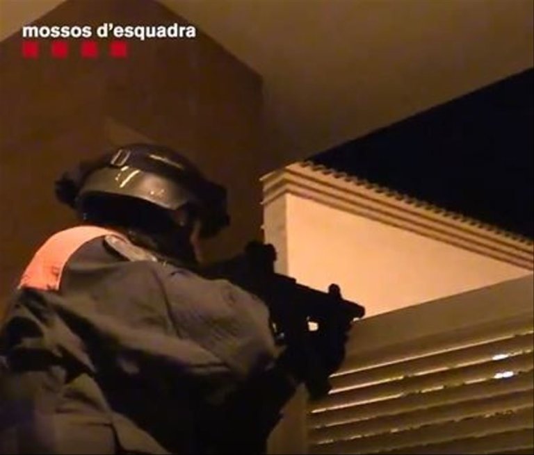 Dos helicòpters sobrevolen Badalona en un operatiu anti droga