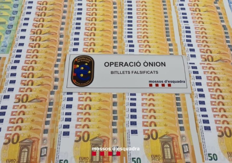 Incautats 41.000 euros en bitllets falsos per fer compres il·legals