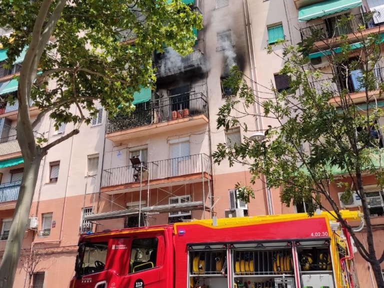 Calçinat un pis d’un edifici a la plaça Badalona
