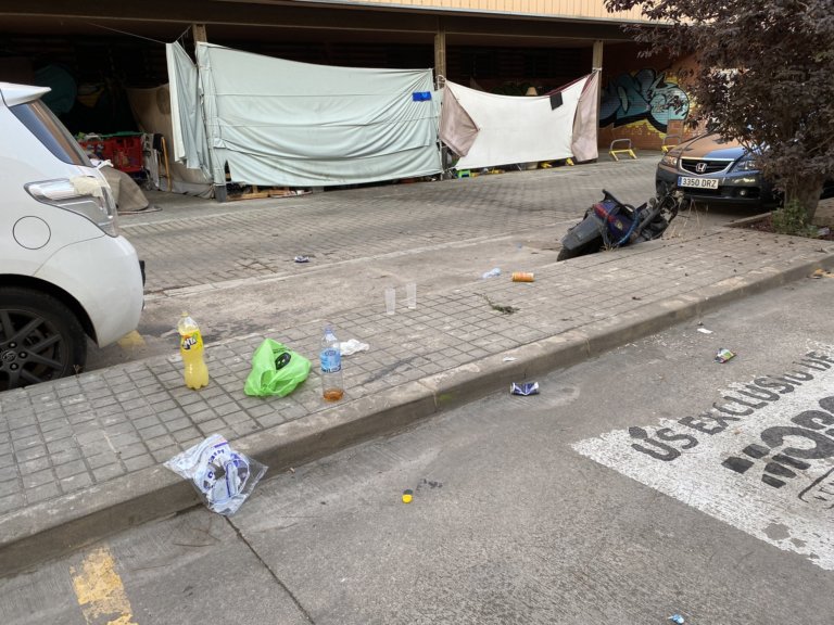 Botellots, sexe i consum de droga a la via pública: la realitat del passatge ocupat de Badalona Sud
