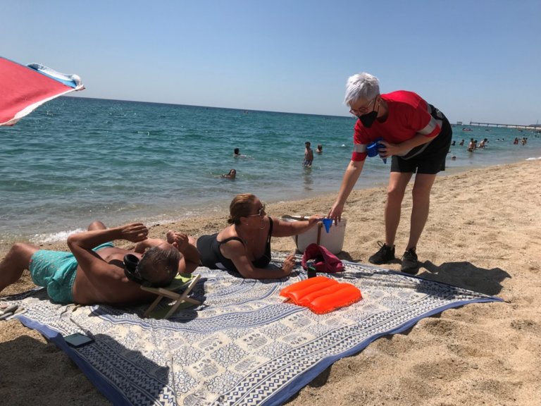 L’Ajuntament de Badalona reparteix 5.000 cendrers individuals de platja 