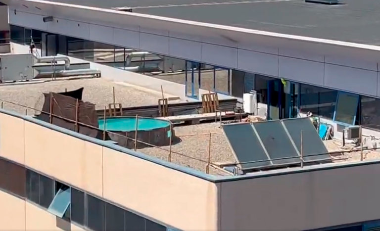Uns okupes amb piscina en una nau de Montigalà