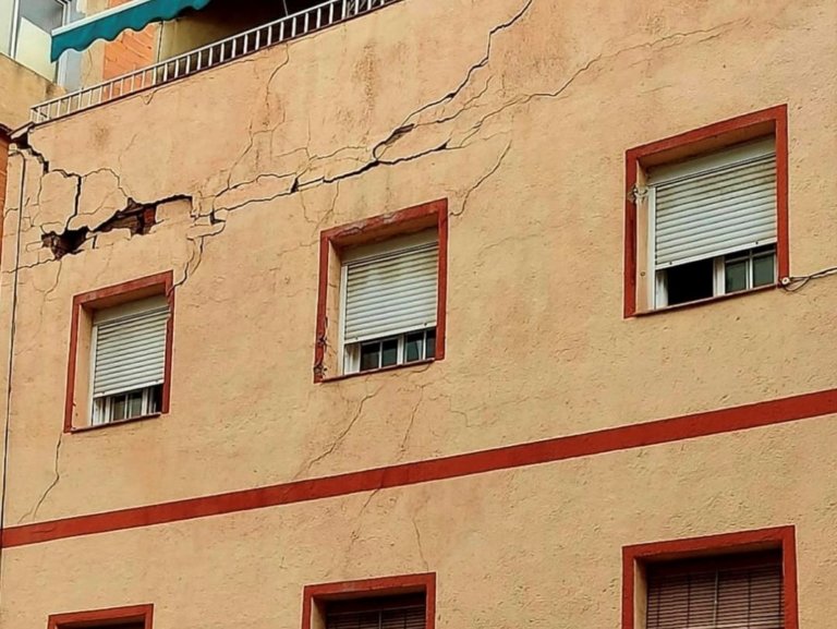 Multa i enderroc: el futur de l’edifici del carrer Granada segons els veïns
