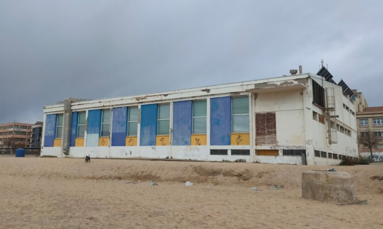 La platja per a gossos estarà darrere de la piscina i s’obrirà la setmana vinent