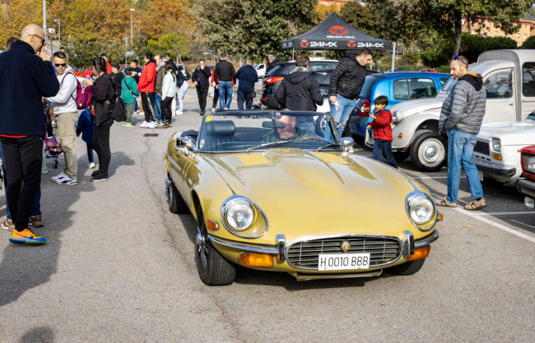 Més de 150 vehicles participen a la “Pomar Classic”, una trobada d’amants dels vehicles clàssics