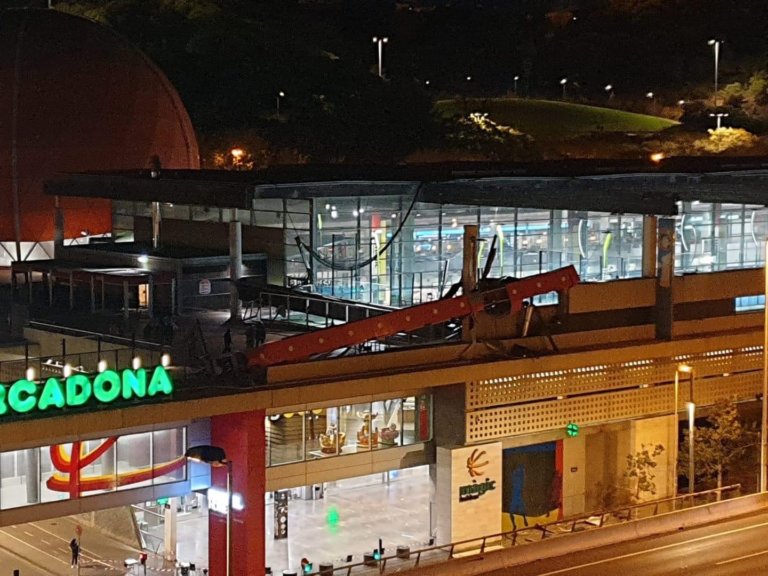 La caiguda de la columna publicitària del Màgic Badalona no ha afectat cap element estructural del centre