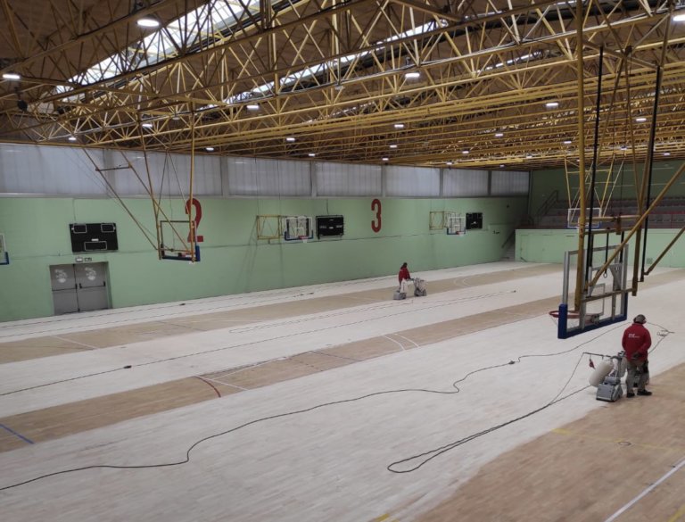 Continuen les obres als pavellons de Badalona