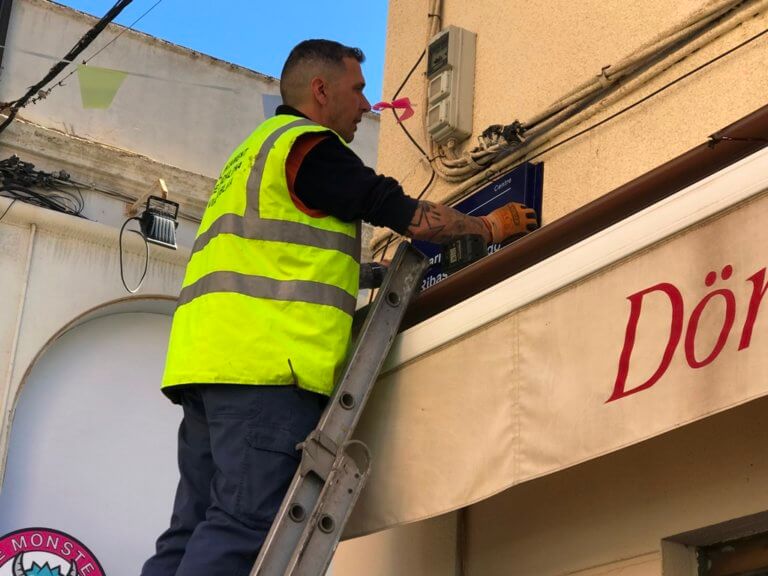Badalona renova més 1.300 plaques de carrers i places de la ciutat