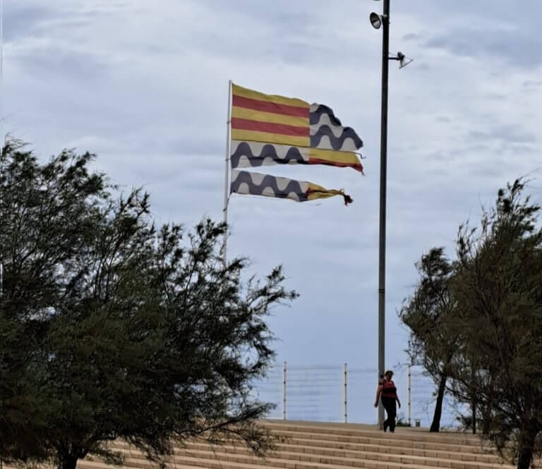 La bandera de Badalona del Passeig Marítim serà substituirà per quart cop en sis anys
