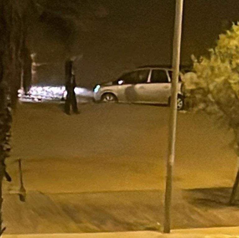 Un conductor begut encasta el cotxe a la sorra de la platja de Badalona