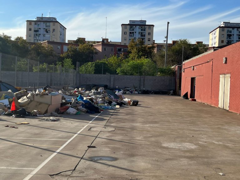El desallotjament de l’antic institut B9 en ‘stand-by’: la Guàrdia Urbana ordena la marxa voluntària de les 200 persones