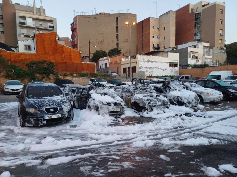 Nova crema intencionada a Badalona: 9 cotxes i dos contenidors