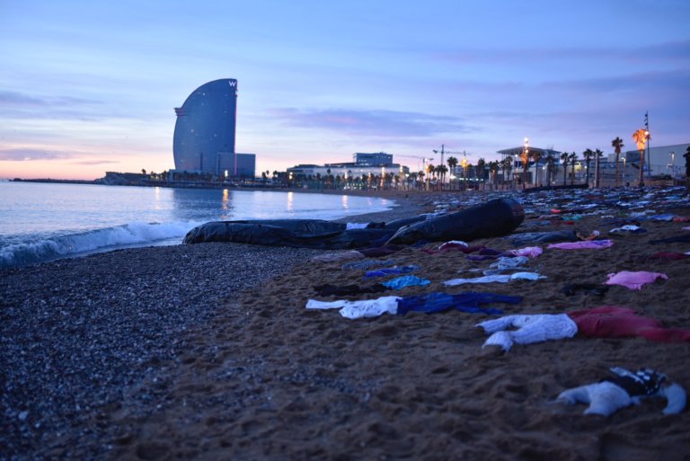Open Arms transforma la platja de la Barceloneta en l’escenari d’un naufragi