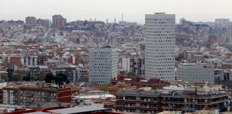 Desallotjades 60 persones d’un edifici en risc d’esfondrament a Santa Coloma