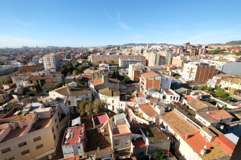 Badalona suspendrà durant un any l’atorgament de llicències de pisos turístics