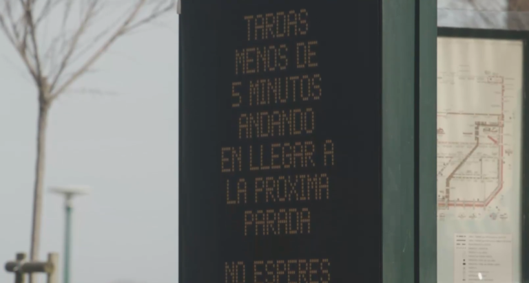 Un gimnàs de Badalona “hackeja” les publicitats de les parades de bus per incentivar que la gent camini