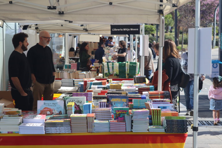 Badalona celebra el Sant Jordi amb la Fira del Llibre a Pompeu Fabra