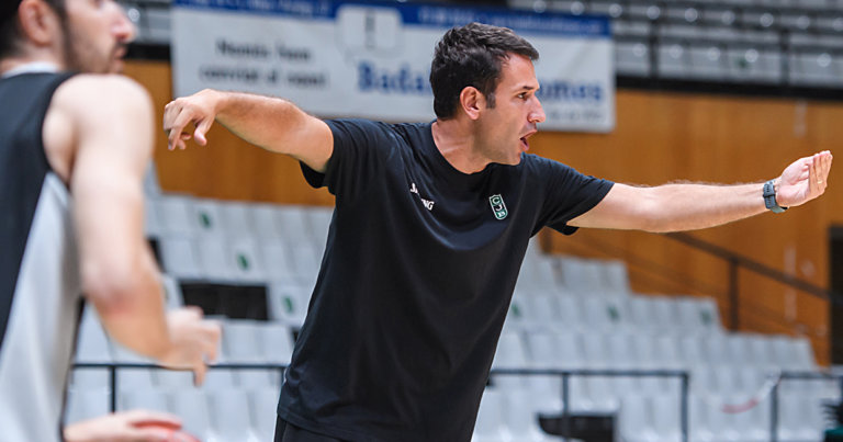 L’espera en l’anunci oficial de l’entrenador de la Penya genera dubtes
